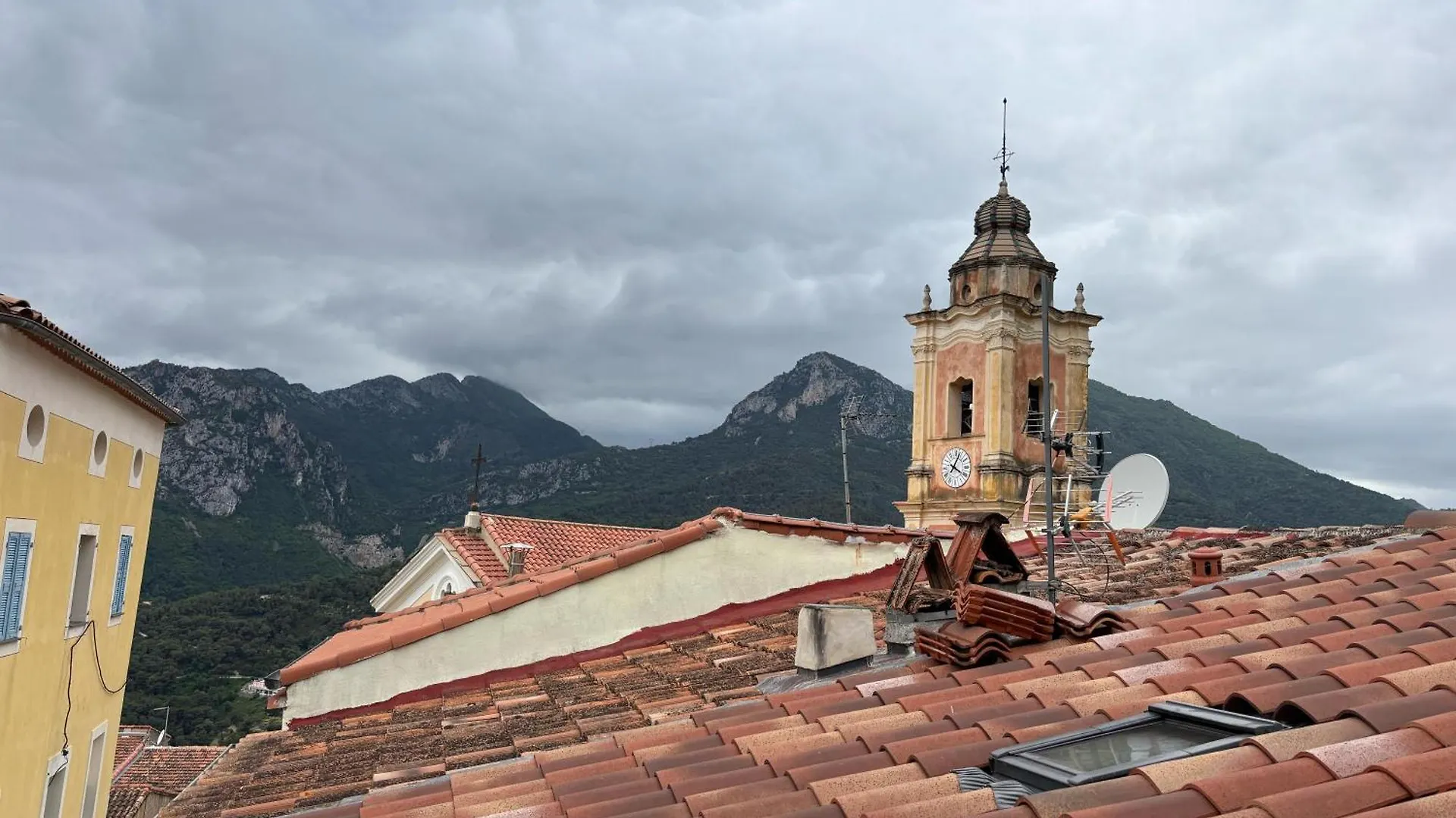 Reves De Vacances Insolite Palais Lascaris Vue Montagne Et Village Medieval Castellar Apartman
